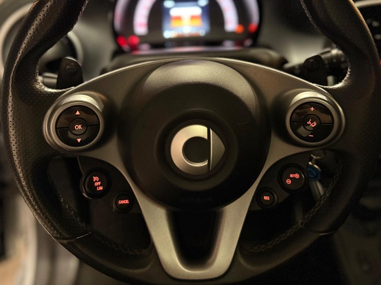 BELLISSIMA SMART FORTWO ADATTA A NEOPATENTATI CON TETTO PANORAMICO CON SOLI 69.625 KM