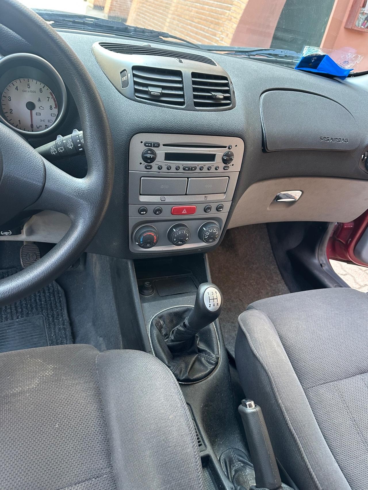 Alfa Romeo 147 1.6i 16V Twin Spark cat 5p. Distinctive