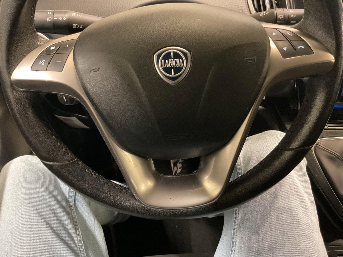 Lancia Ypsilon Platinum cambio automatico GPL