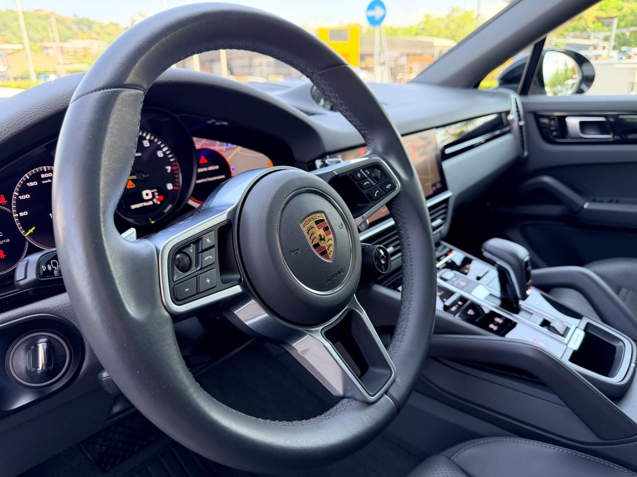 Porsche Cayenne Coupé 3.0 V6 E-Hybrid white edition