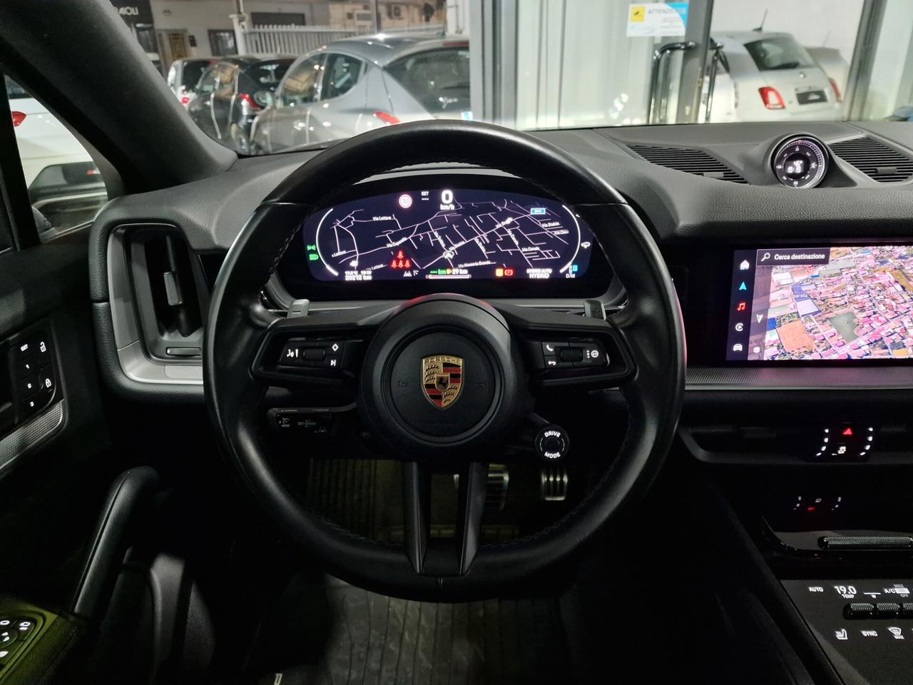 Porsche Cayenne Coupé 3.0 V6 E-Hybrid Iva esposta.