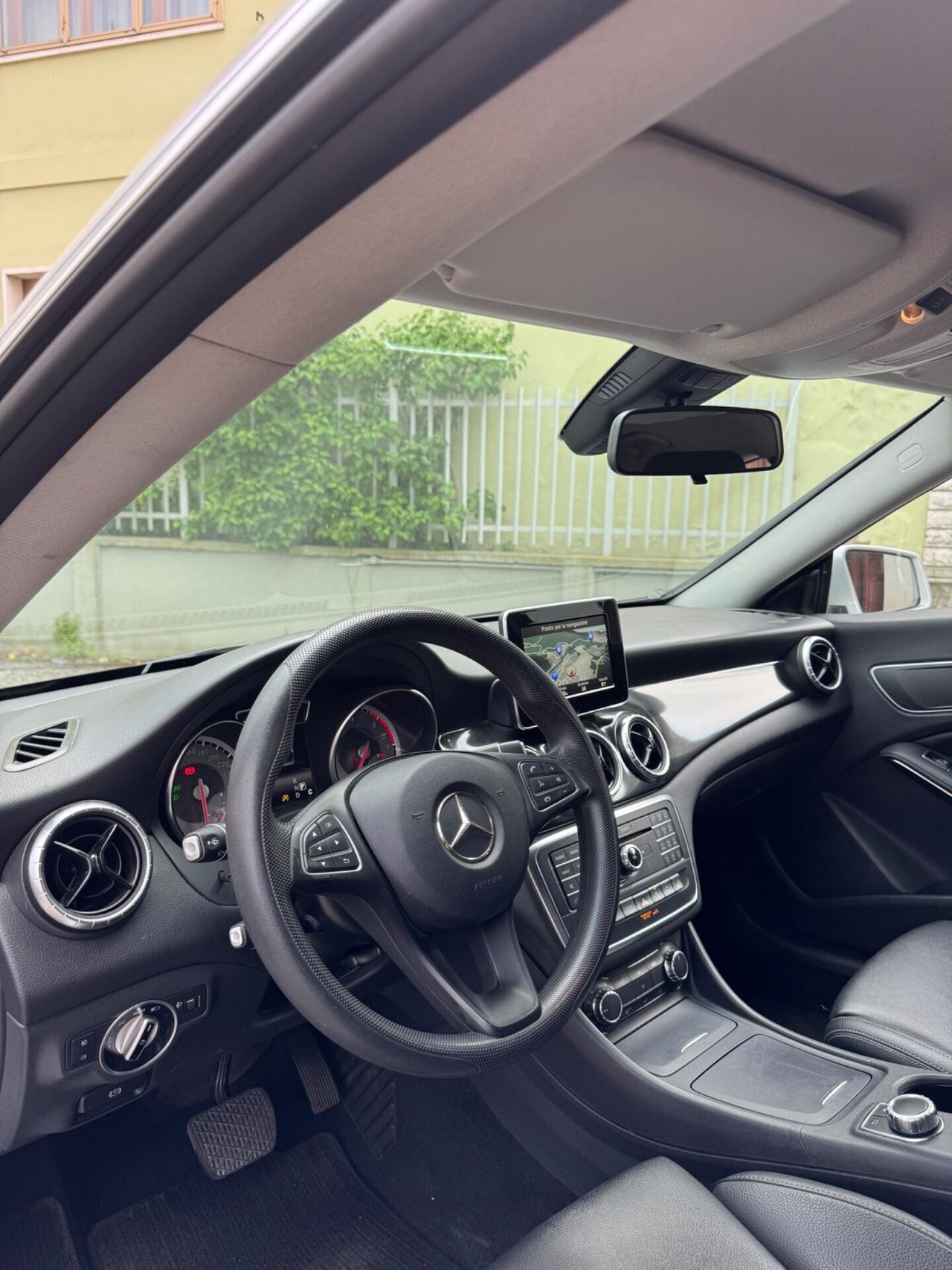 Mercedes-benz CLA 200 d Premium