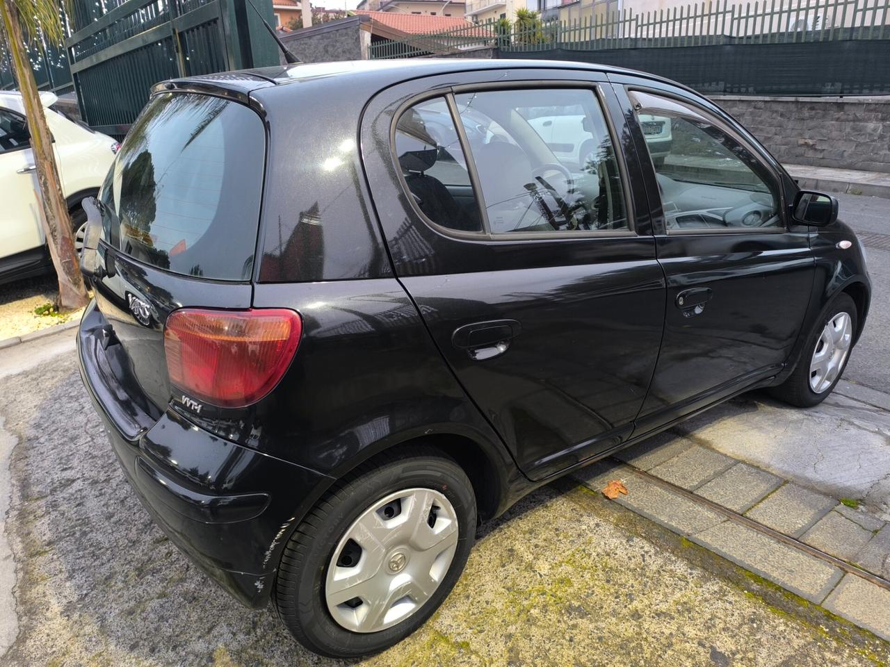 Toyota Yaris 1.0i 16V cat 5 porte Sol