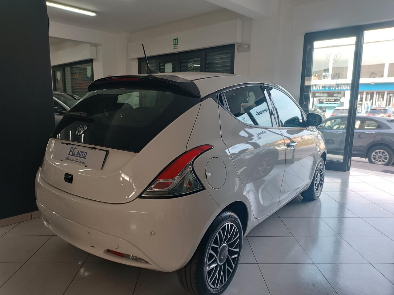 Lancia Ypsilon 1.0 FireFly 5 porte S&S Hybrid Platino