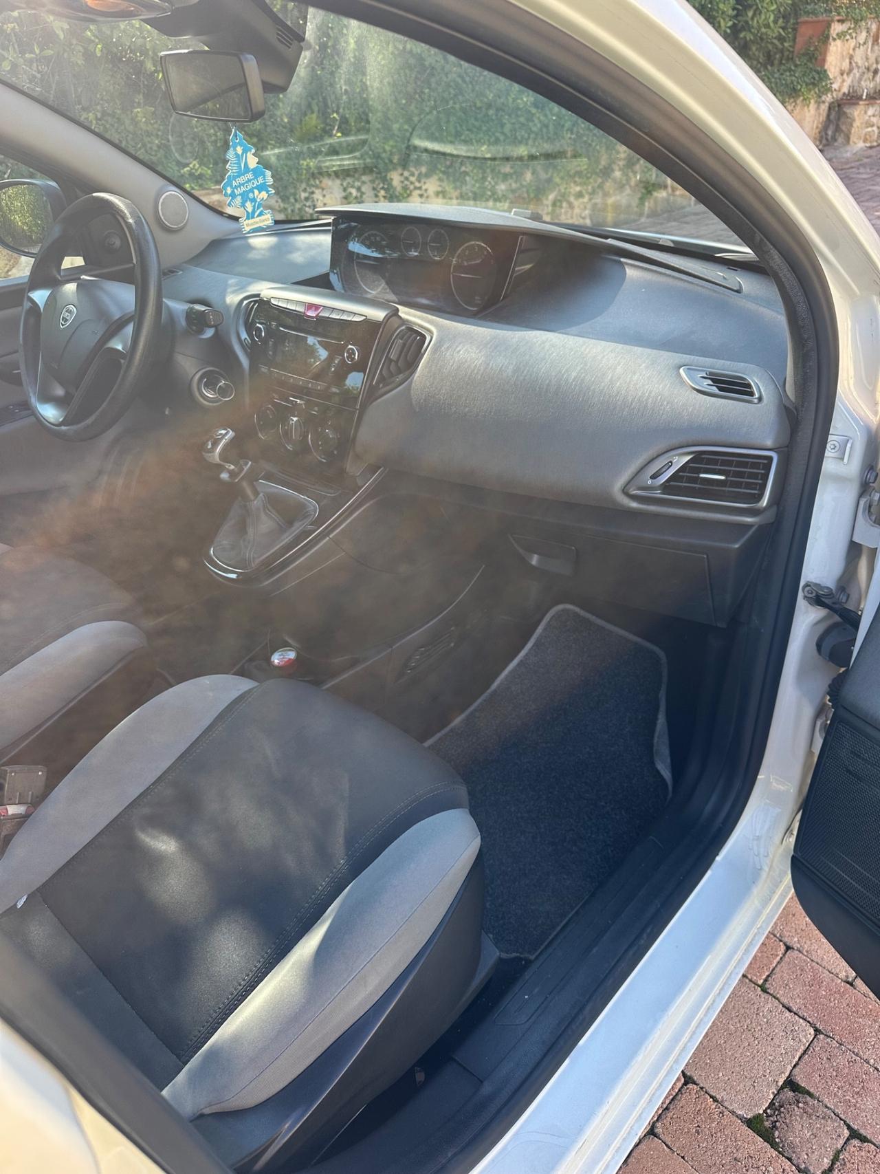 Lancia Ypsilon 1.2 69 CV 5 porte GPL Ecochic Silver