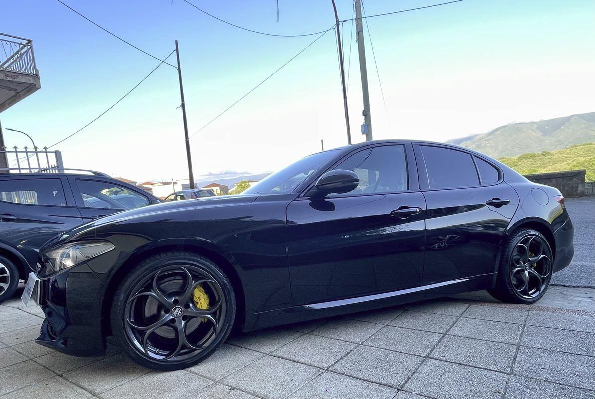Alfa Romeo Giulia 2.2 Turbodiesel 190 CV AT8 B-Tech Blak Edition Pak esterno Veloce "Cerchi da 19°-Pinze Brembo gialle