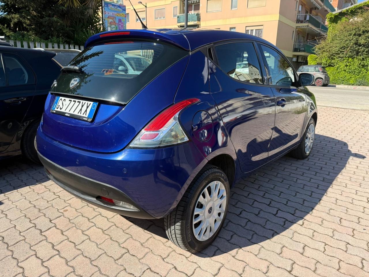 Lancia Ypsilon 0.9 TwinAir 85 CV 5 porte Metano Ecochic Silver