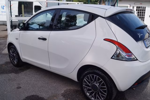 LANCIA Ypsilon 1.0 FireFly 5 porte S&S Hybrid Ecochic Silver
