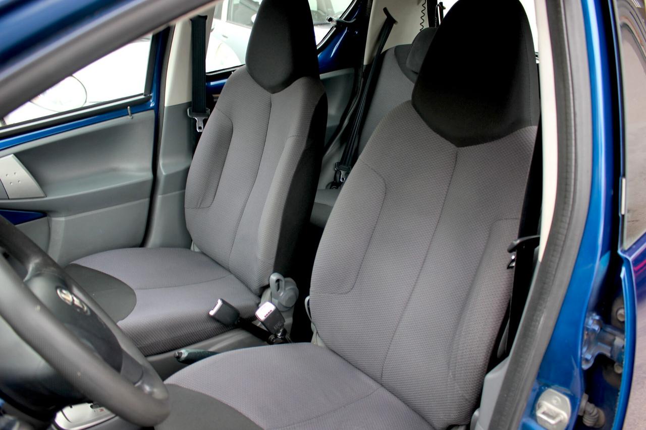 Toyota Aygo 1.0 AUTOMATICA 68 CV 5 PORTE TAGLIANDATA GARANZIA 12 MESI NEOPAT OK