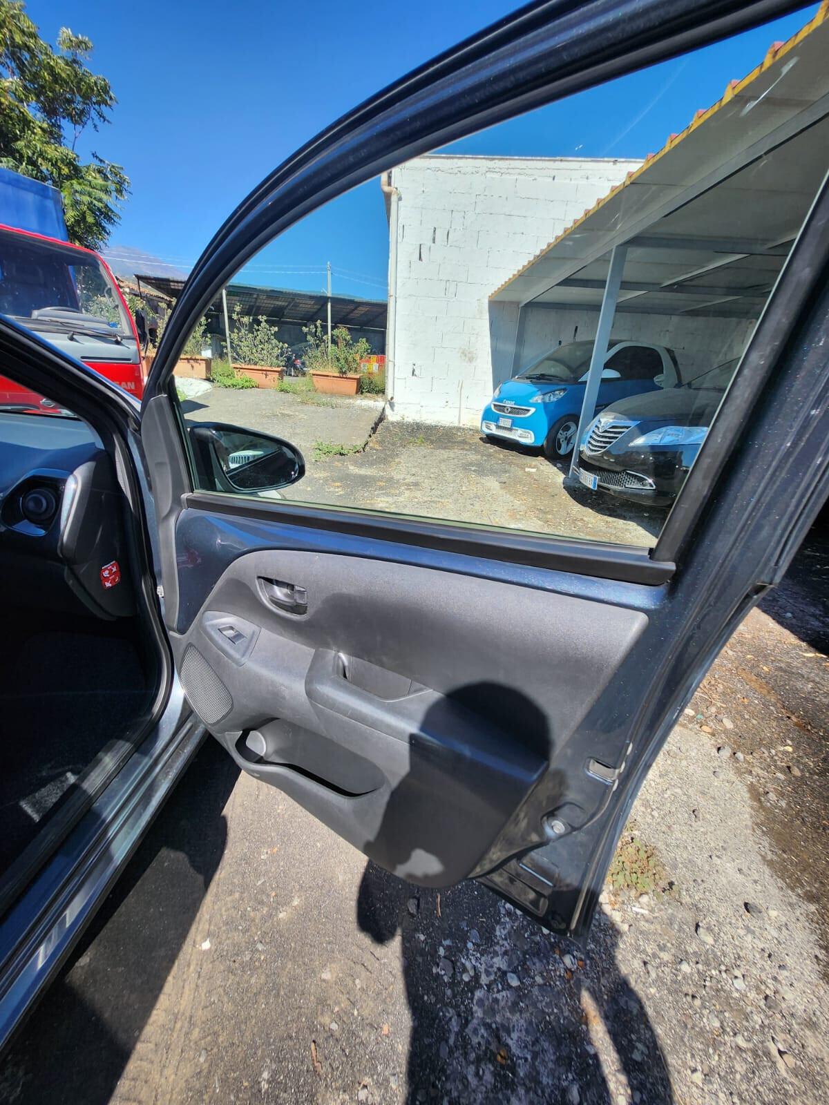 Toyota Aygo 1.0 VVT-i 69 CV 5 porte x-wave