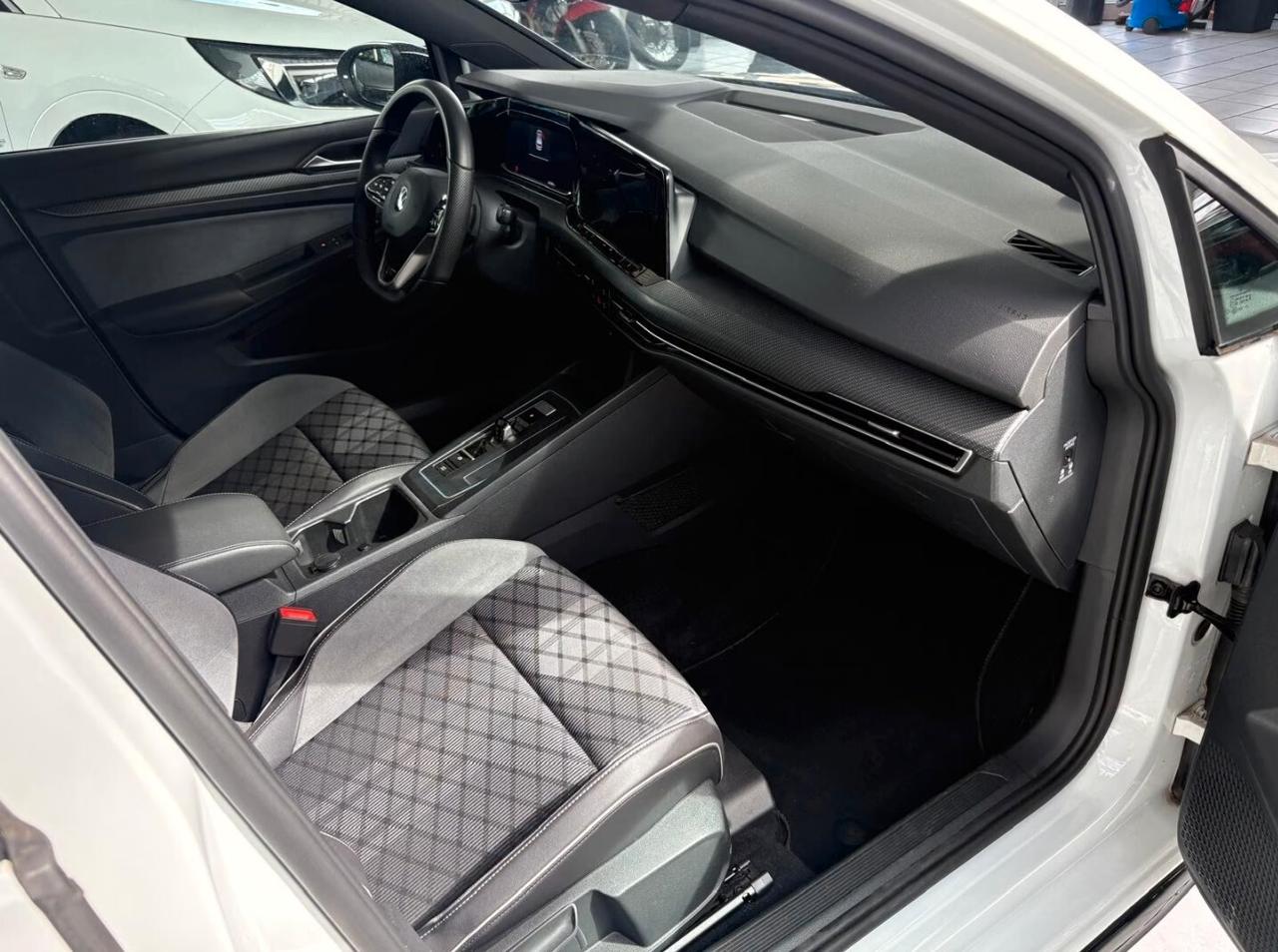 Volkswagen Golf 1.5 eTSI 130 CV DSG R-Line