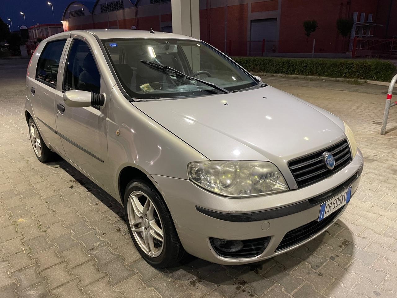 FIAT PUNTO 1.2 NATURAL POWER 5 PORTE 170.000 KM NEOPATENTATI 2005.