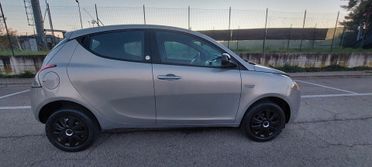 YPSILON ECOCHIC METANO DI SERIE TUTTA VERNICIATA NUOVA IMPECCABILE X NEOPATENTATI