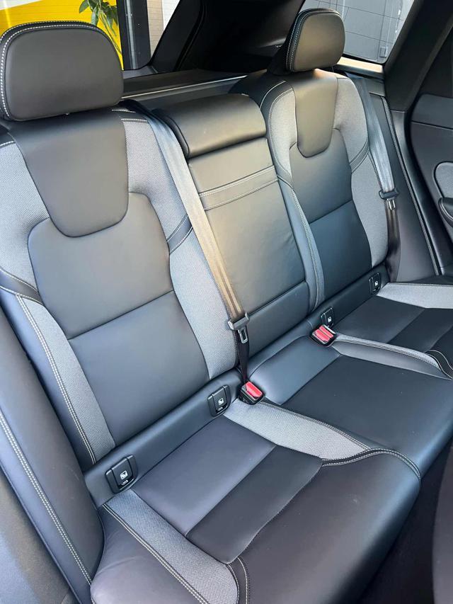 VOLVO XC60 2.0 B4 (d) R-design Dark Plus AWD
