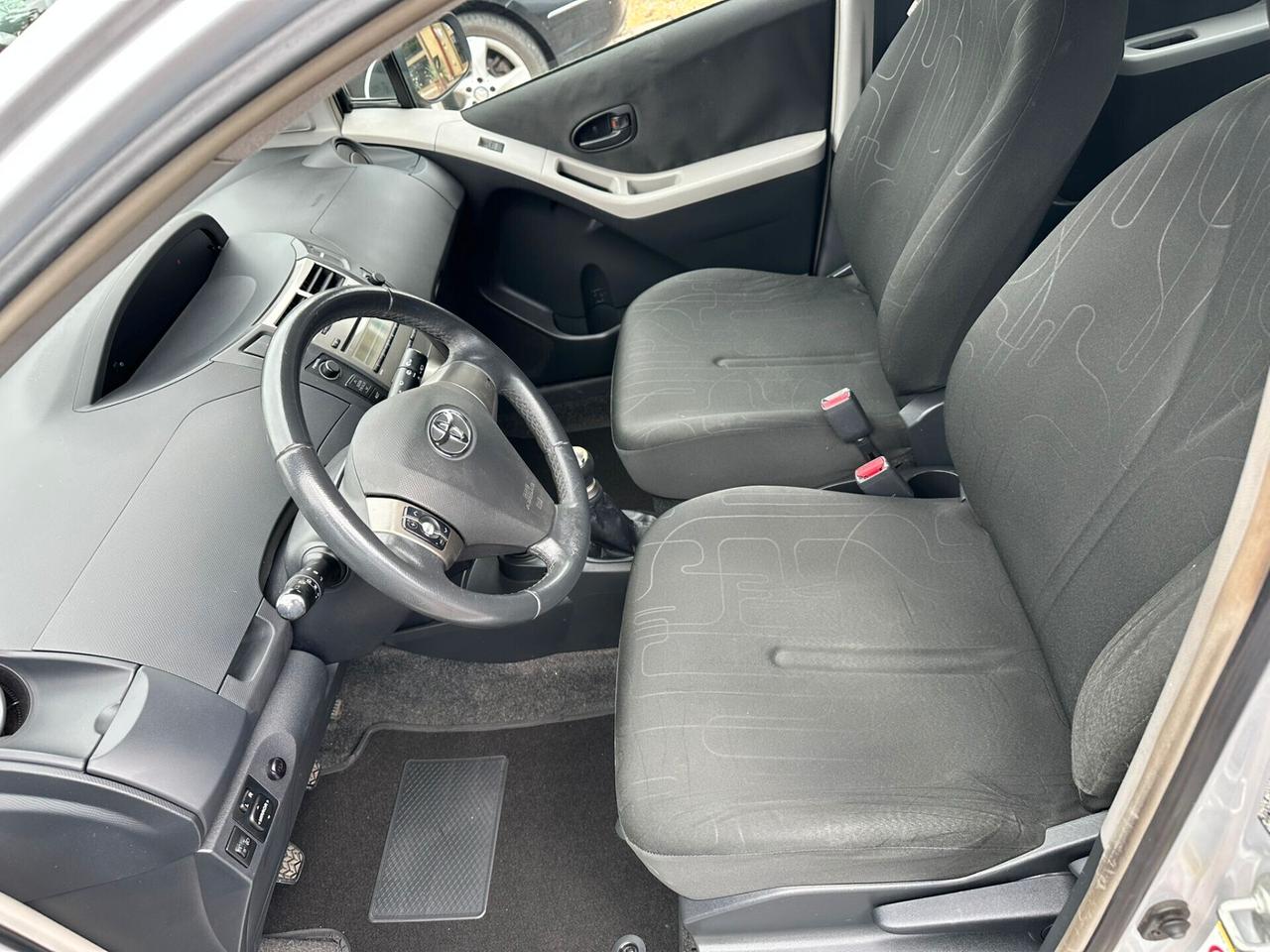 Toyota Yaris 1.0 5 porte Luxury pack