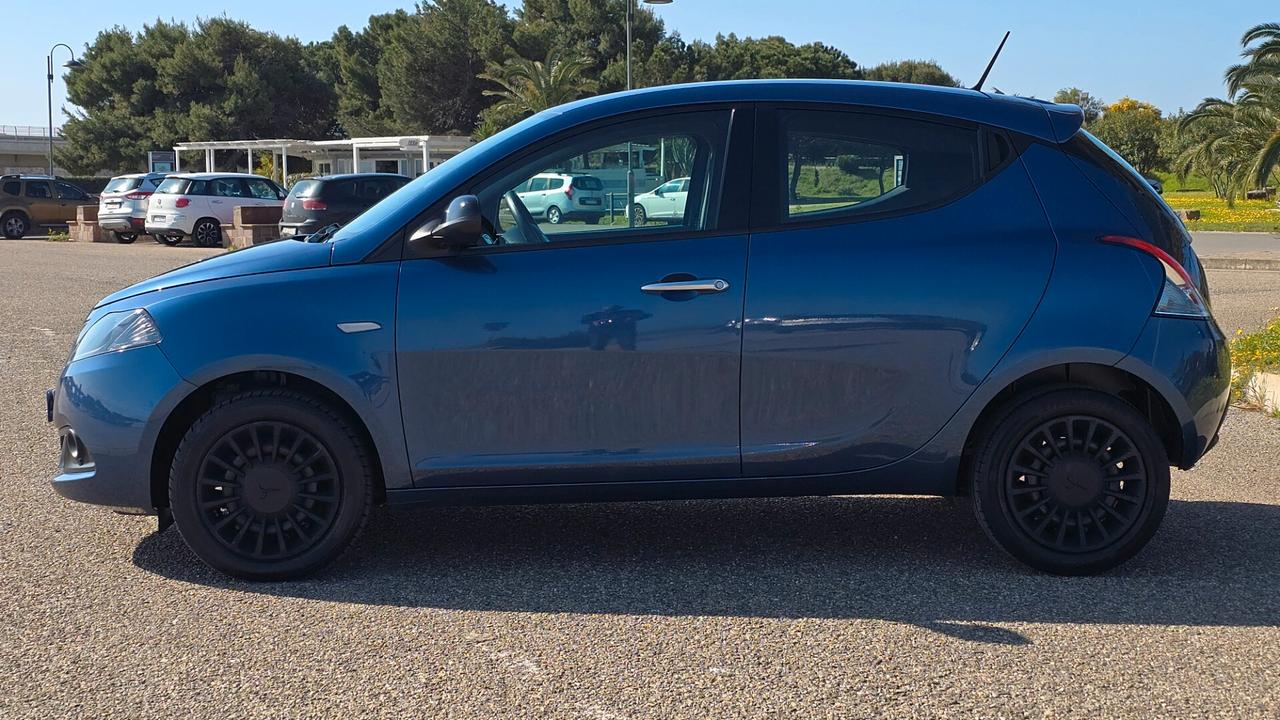 Lancia Ypsilon 1.0 FireFly 5 porte S&S Hybrid Ecochic Silver