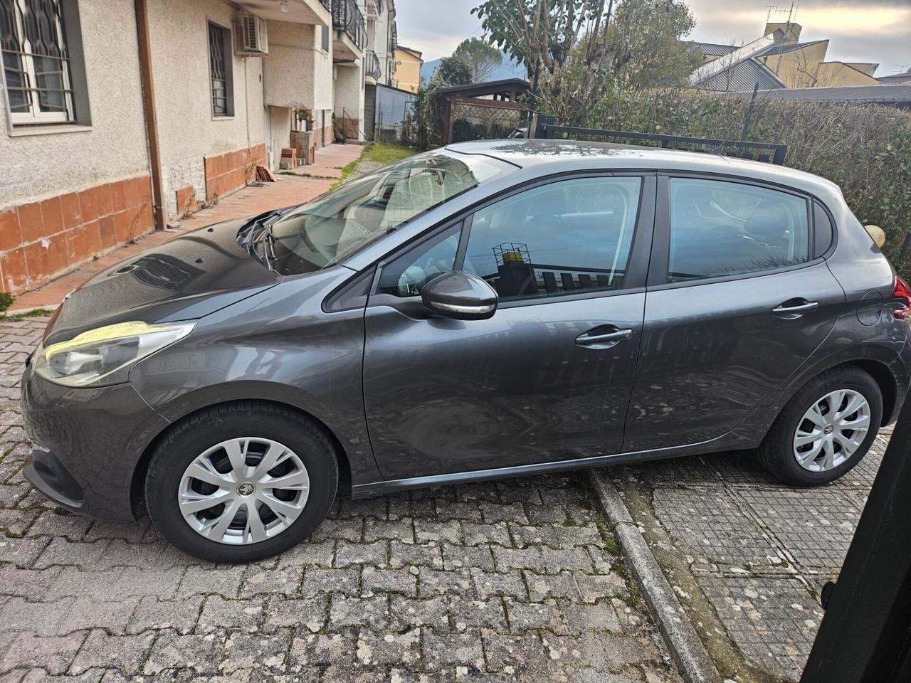 Peugeot 208 1.4 HDi 68 CV 5 porte OK NEOPATENTATI