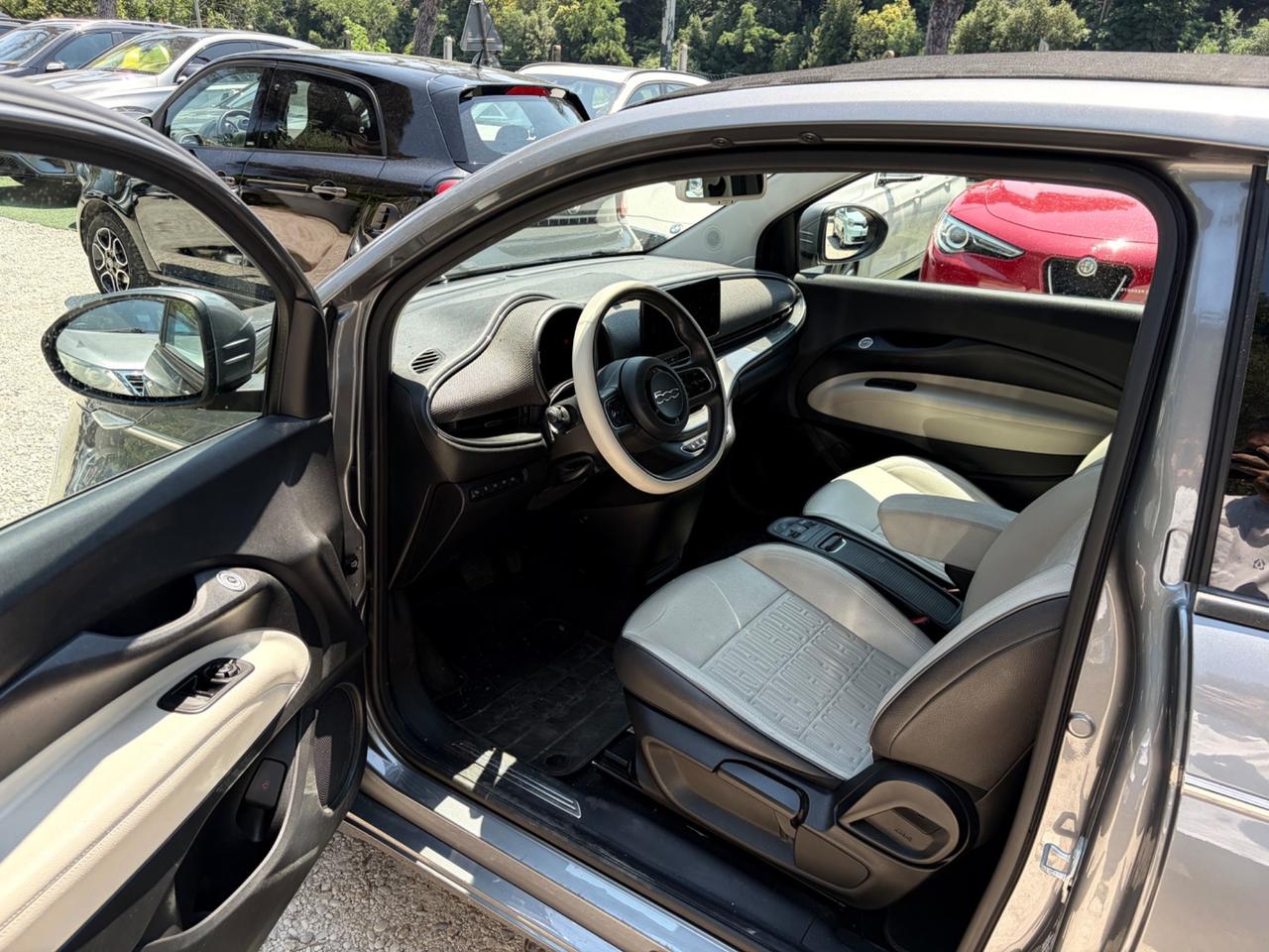 500e Cabrio 42 kWh La Prima interni in pelle apple car retrocamera