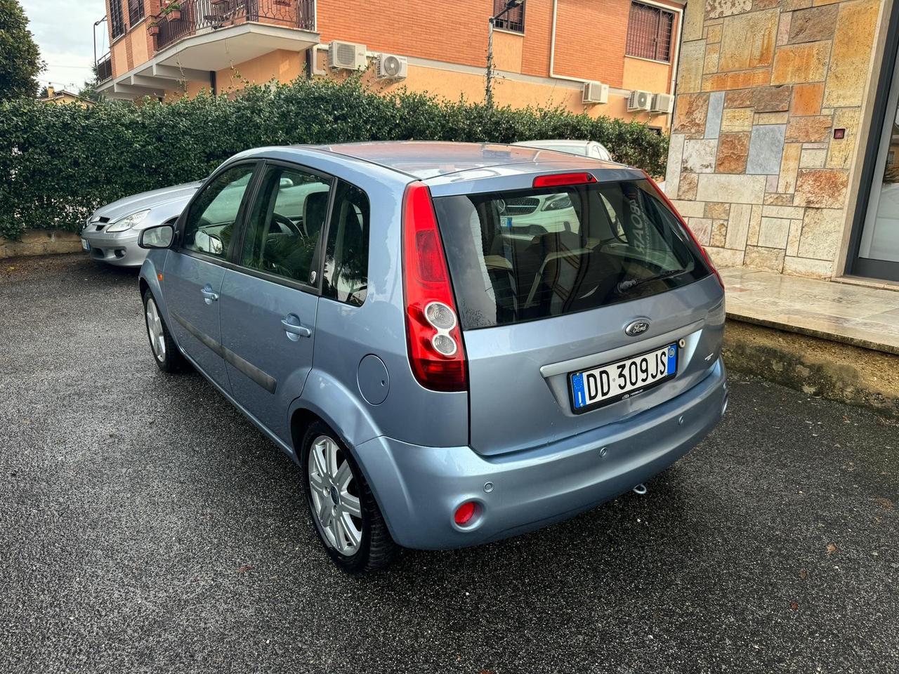 Ford Fiesta automatica neopatentati tetto panoramico