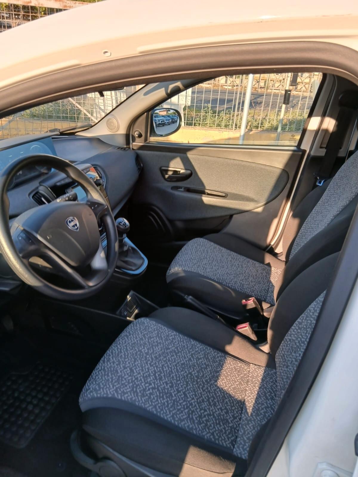 Lancia Ypsilon 1.0 FireFly 5 porte S&S Hybrid Ecochic Silver
