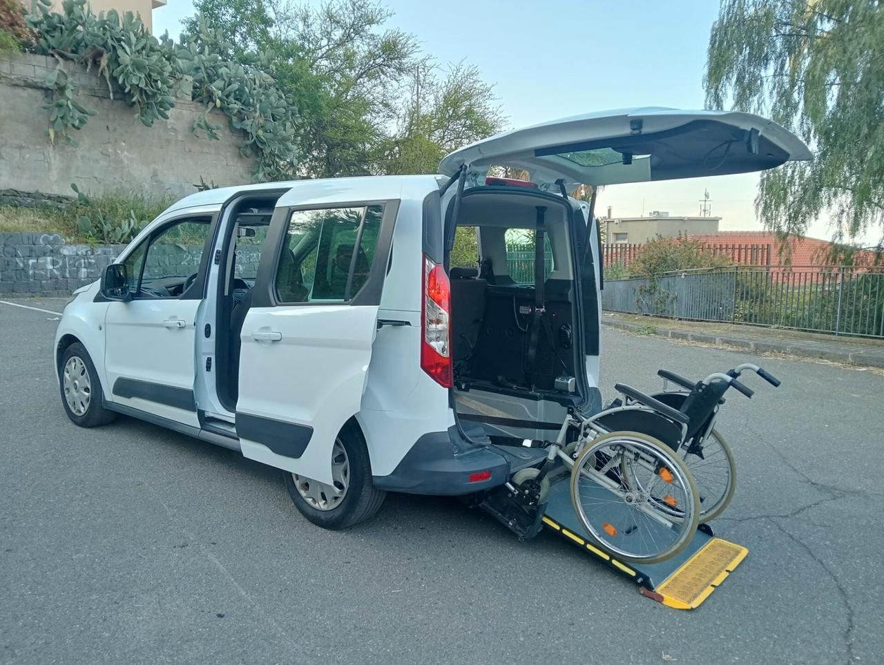 Ford Tourneo Connect Pianale ribassato con rampa disabili in carrozzina