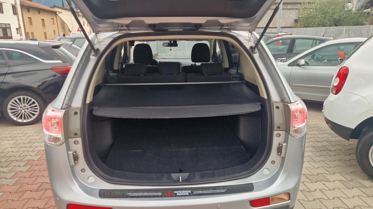 Mitsubishi Outlander 2.2 DI-D 4x4 full automatico