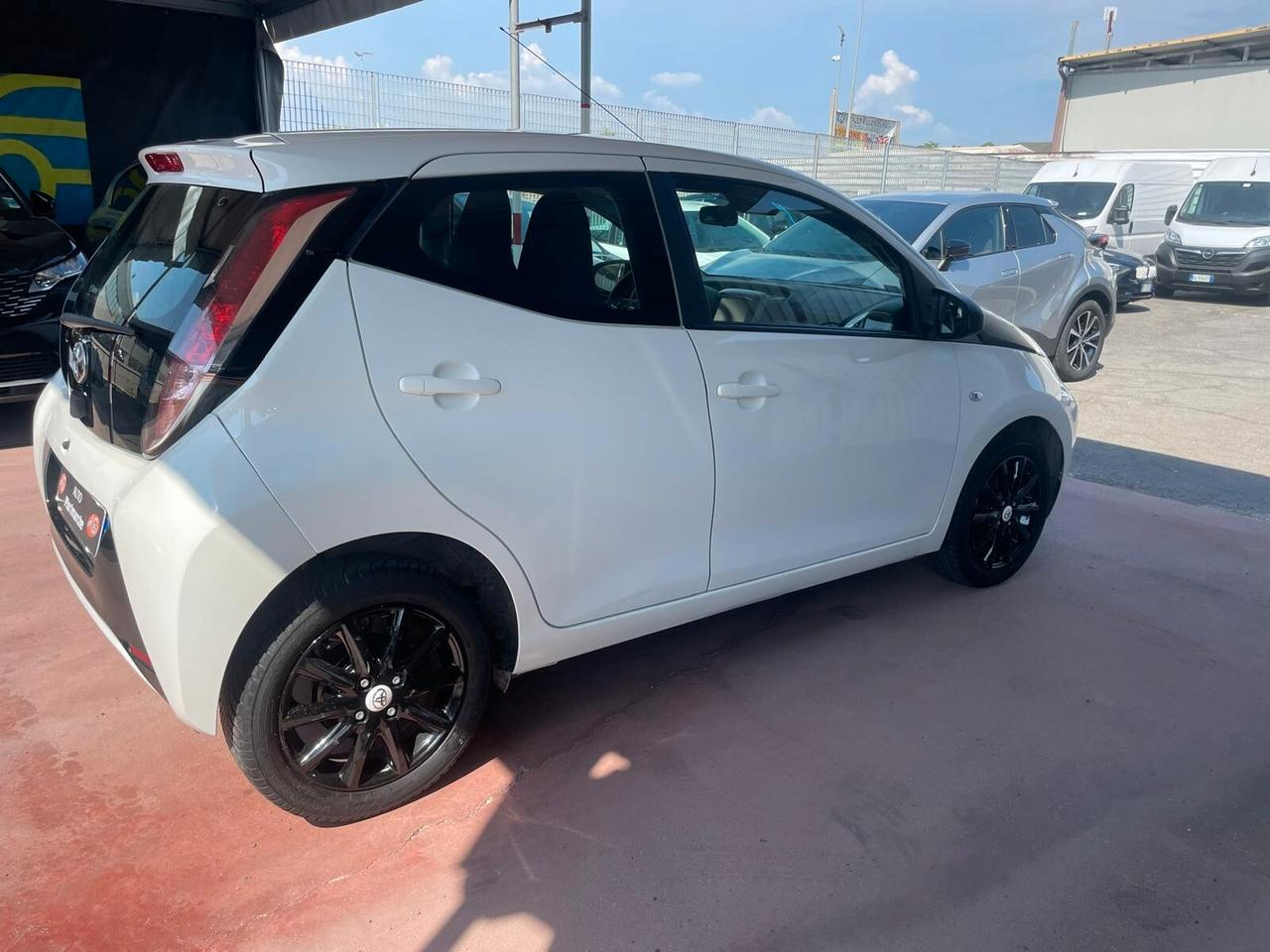 Toyota Aygo cerchi in lega automatica