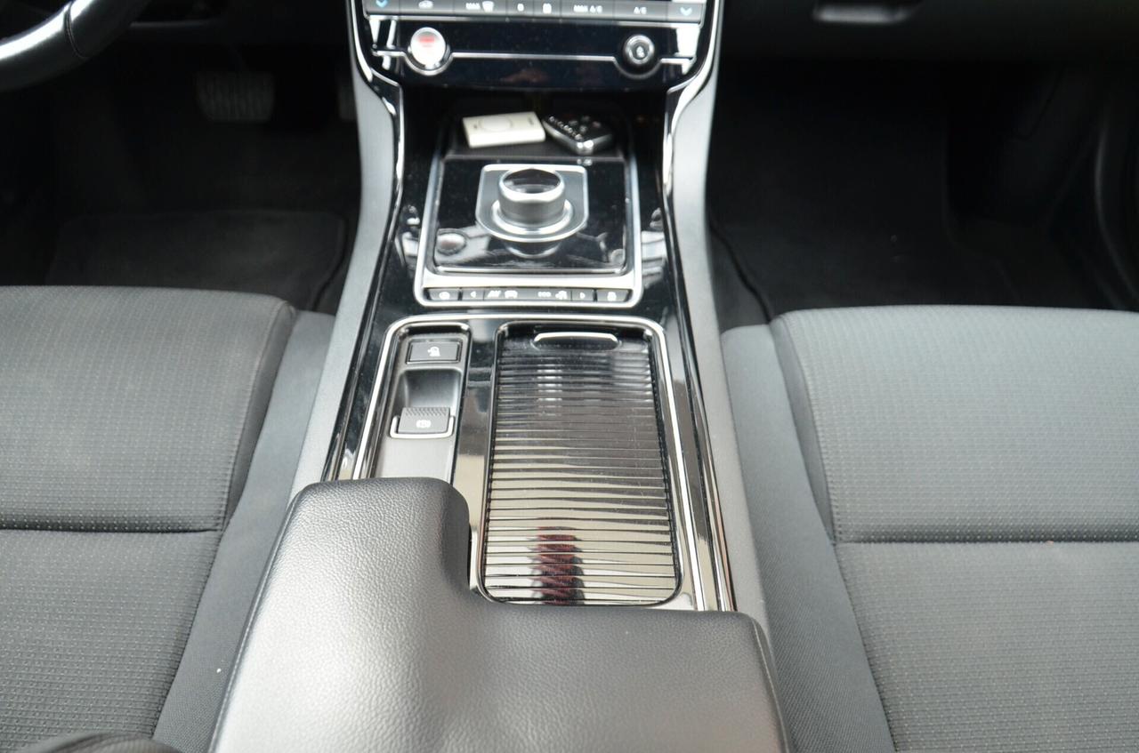 Jaguar XE 2.0 D 180 CV AWD aut. Pure