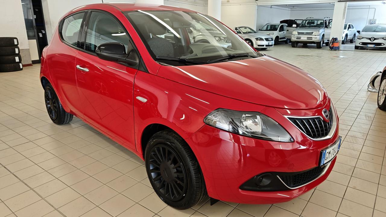 Lancia Ypsilon 1.0 Hybrid Silver