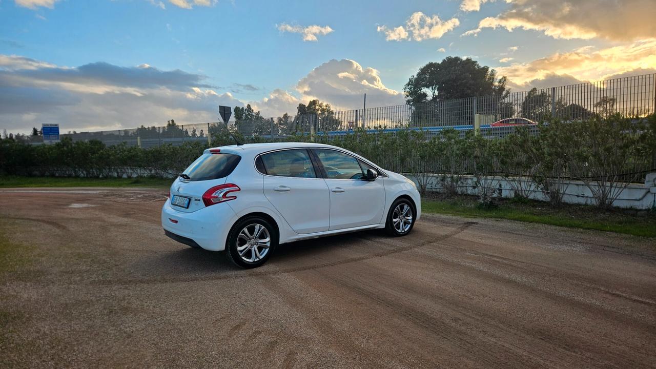 Peugeot 208 1.4 HDi 68 CV 5 porte Allure