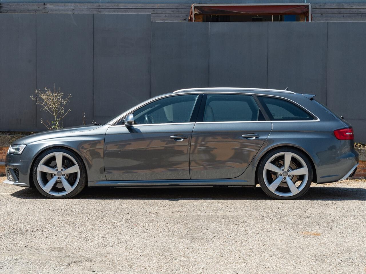 Audi A4 RS 4 Avant 4.2 V8 FSI quattro S tronic