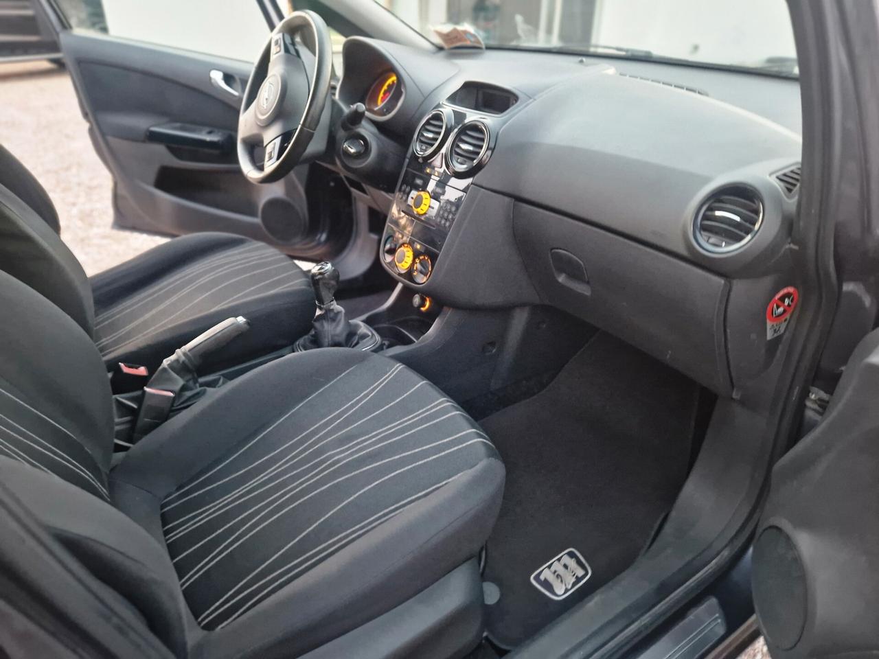 Opel Corsa 1.2 5 porte Cosmo