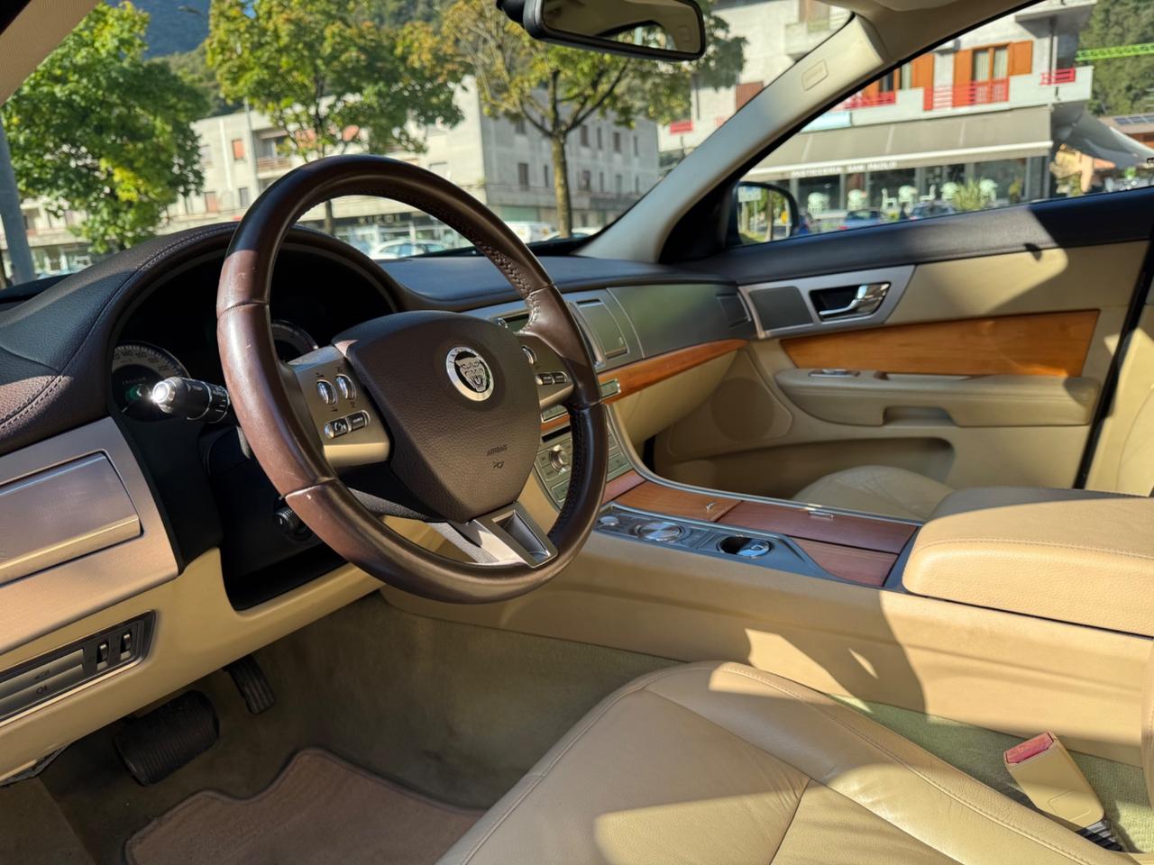 Jaguar XF 2.7D V6 Premium Luxury