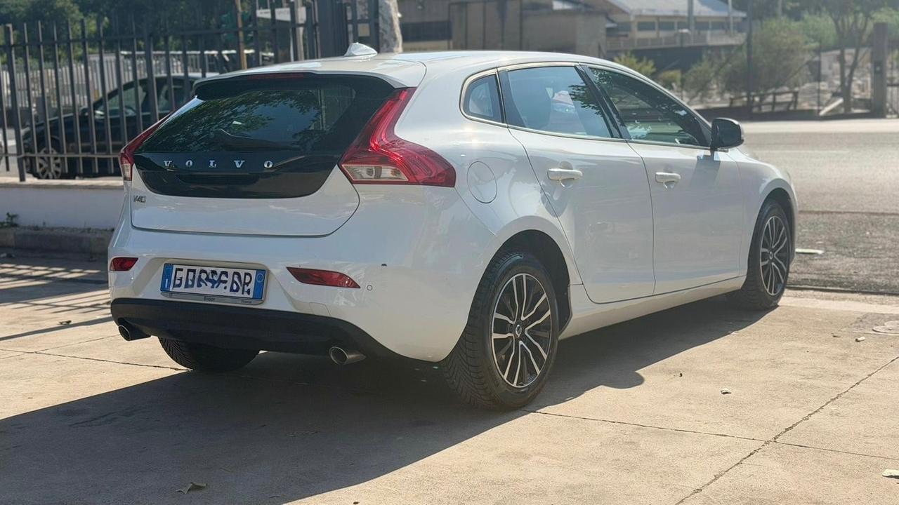 Volvo V40 D2 R-design