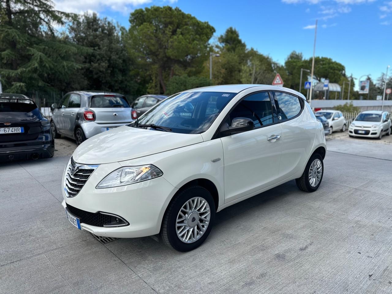 Lancia Ypsilon 0.9 TwinAir 85 CV 5 porte Metano Ecochic Elle