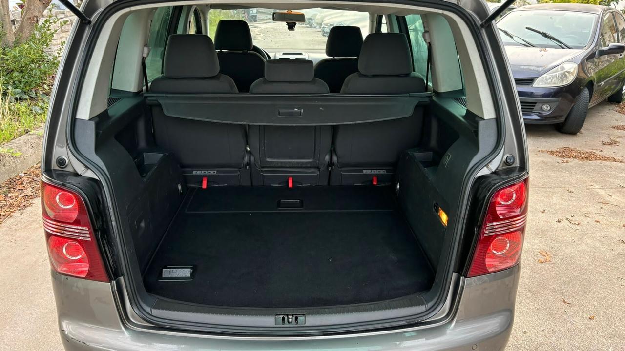 Volkswagen Touran posti 5 GPL dalla cassa gancio di traino regolare