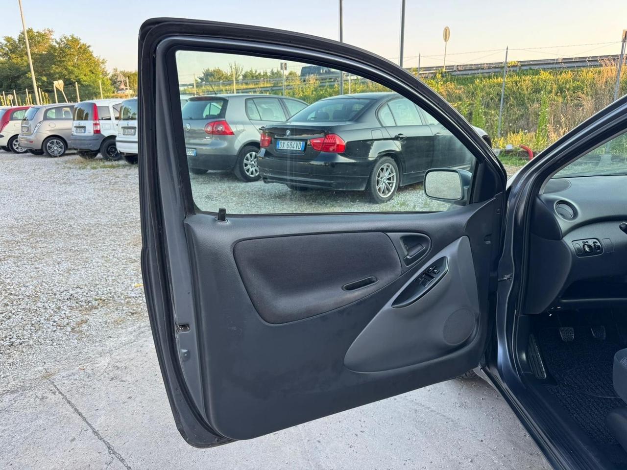 Toyota Yaris 1.0i 16V cat 3 porte Sol