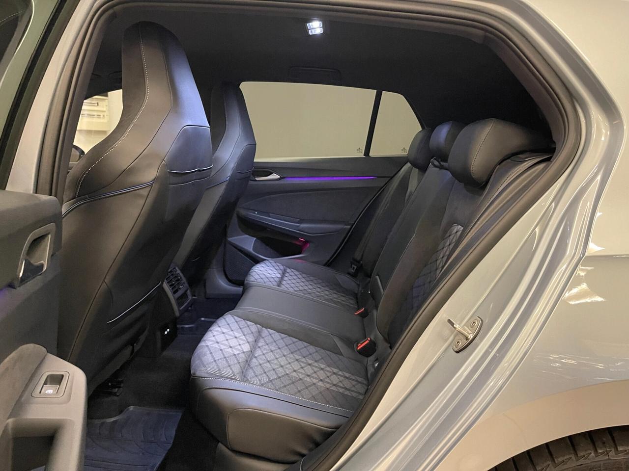 Nuova Volkswagen Golf 8.5 R-Line 2.0 TDI 150cv DSG