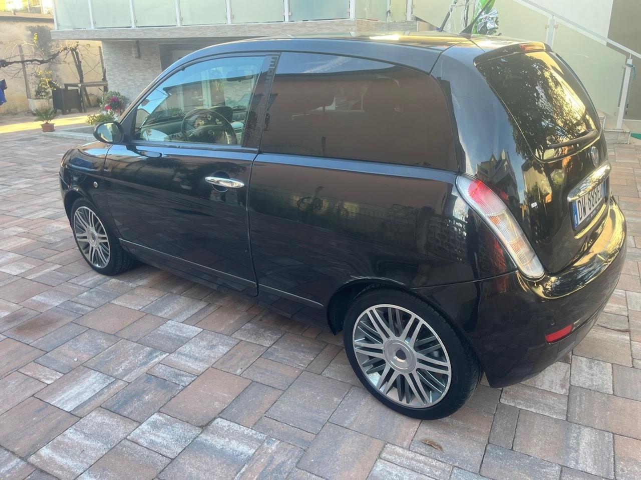 Lancia Ypsilon 1.3 MJT Sport MomoDesign