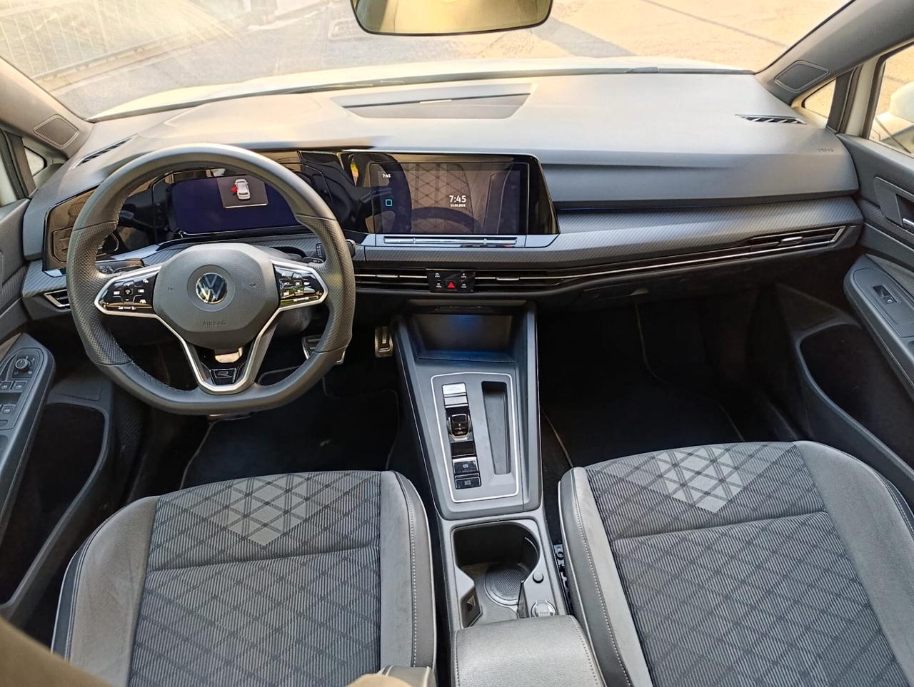 Volkswagen Golf 1.5 eTSI 150 CV EVO ACT DSG R-Line - NEOPATENTATI