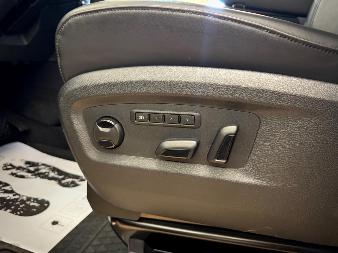 Volkswagen Multivan BULLI - WEBASTO - PARQUET - GANCIO