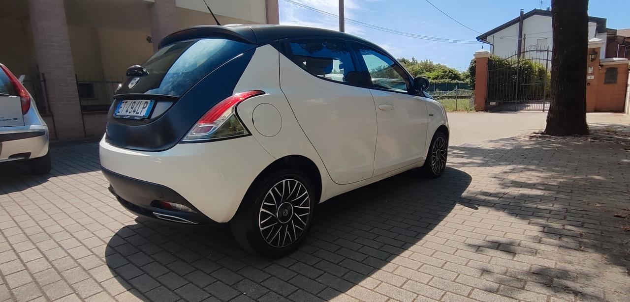 Lancia Ypsilon 1.2 69 CV 5 porte S Momodesign