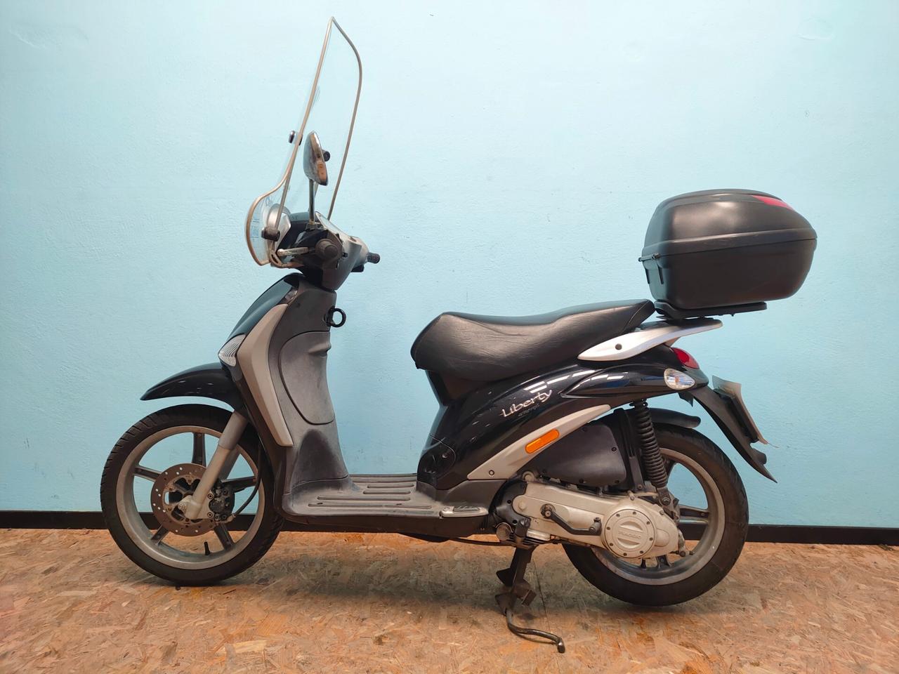 Piaggio Liberty 50 4T - con parabrezza alto e bauletto