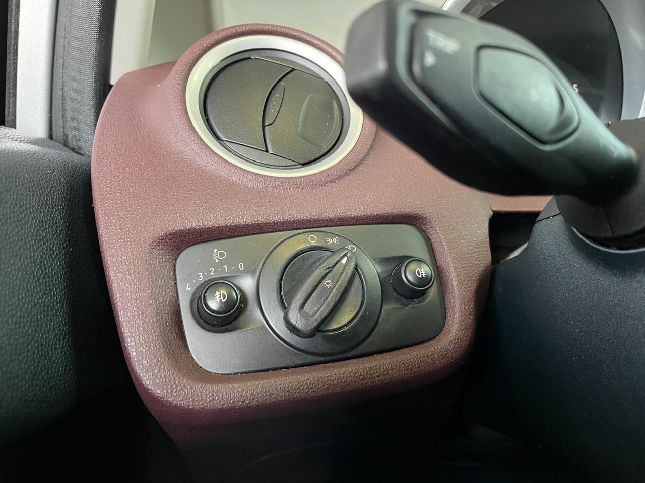 Ford Fiesta 1.2cc TITANIUM 82cv 5 PORTE x NEOPATENTATI