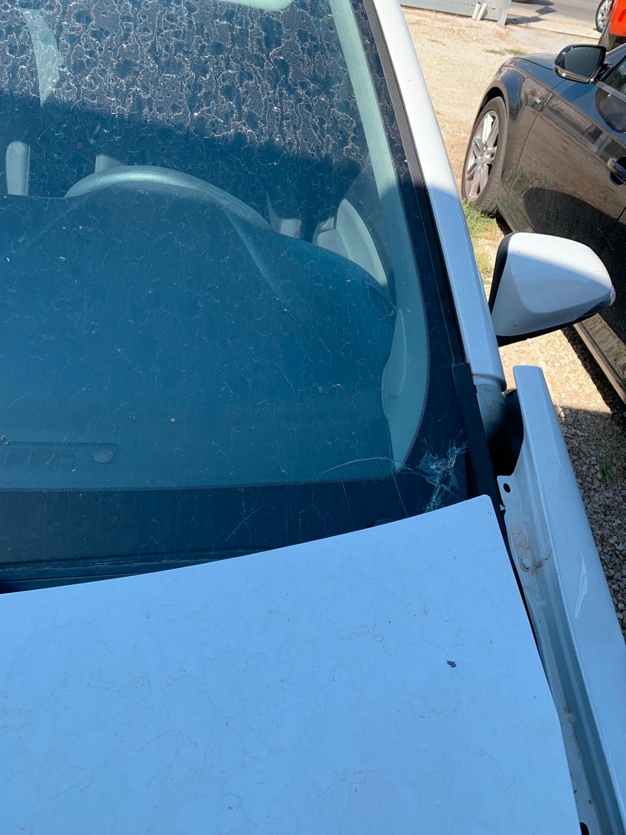 Toyota Yaris 1.5 Hybrid 26.000km sinistrata Airbag ok