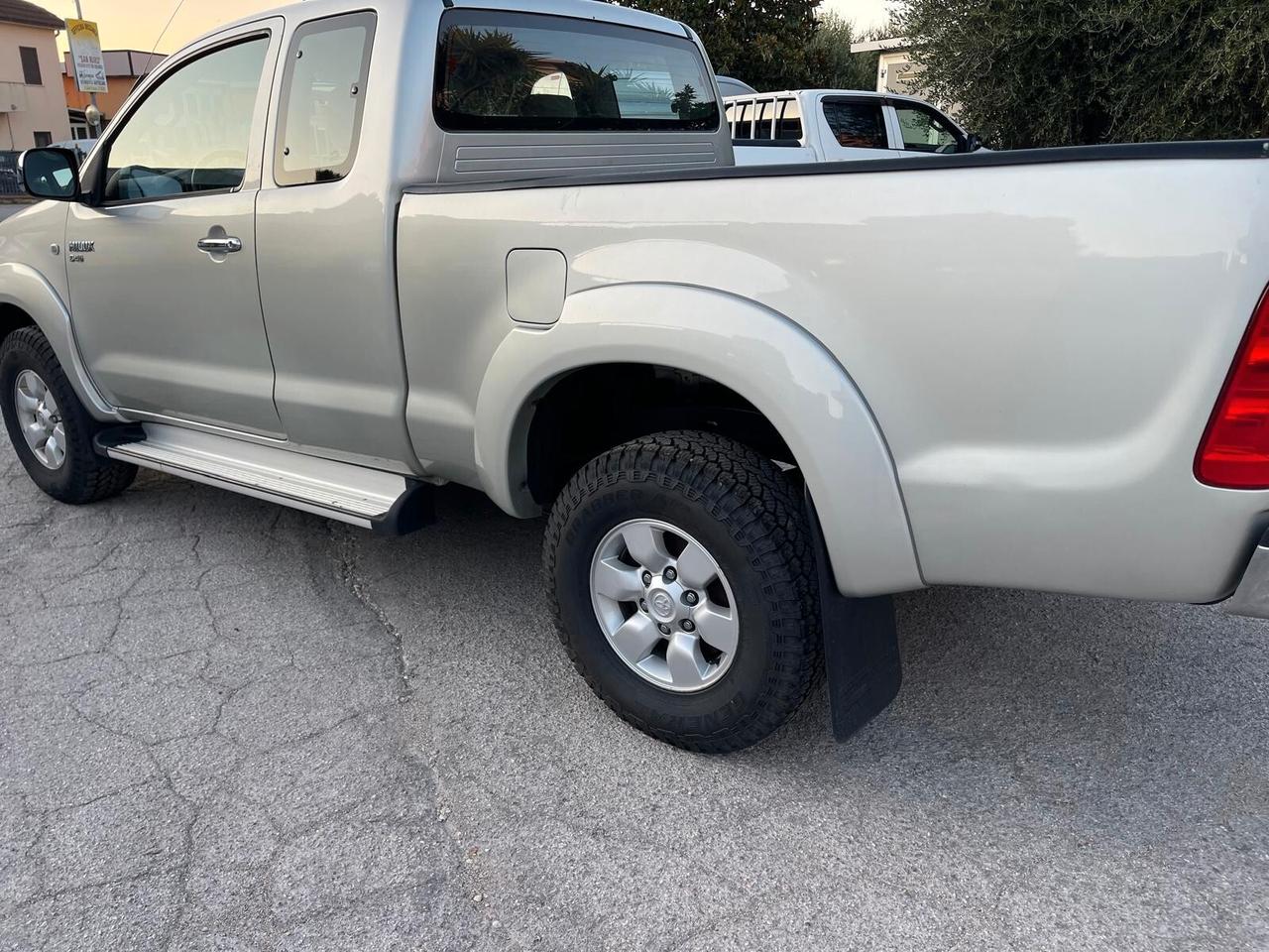 Toyota Hilux 2.5 D-4D 4WD 2p. Extra Cab SR 4x4