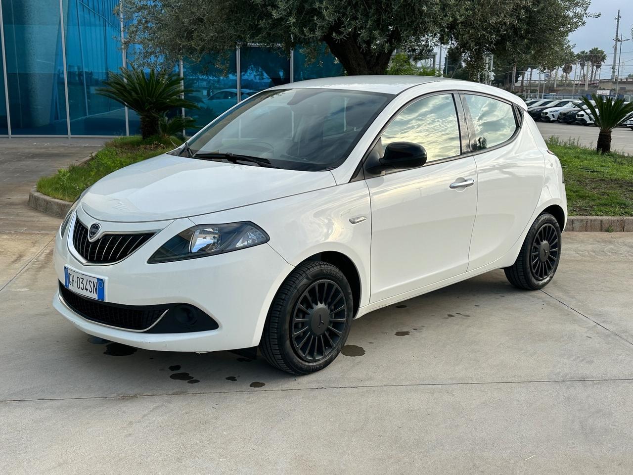 Lancia Ypsilon 1.0 hybrid possibilità noleggio no scoring