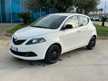 Lancia Ypsilon 1.0 hybrid possibilità noleggio no scoring