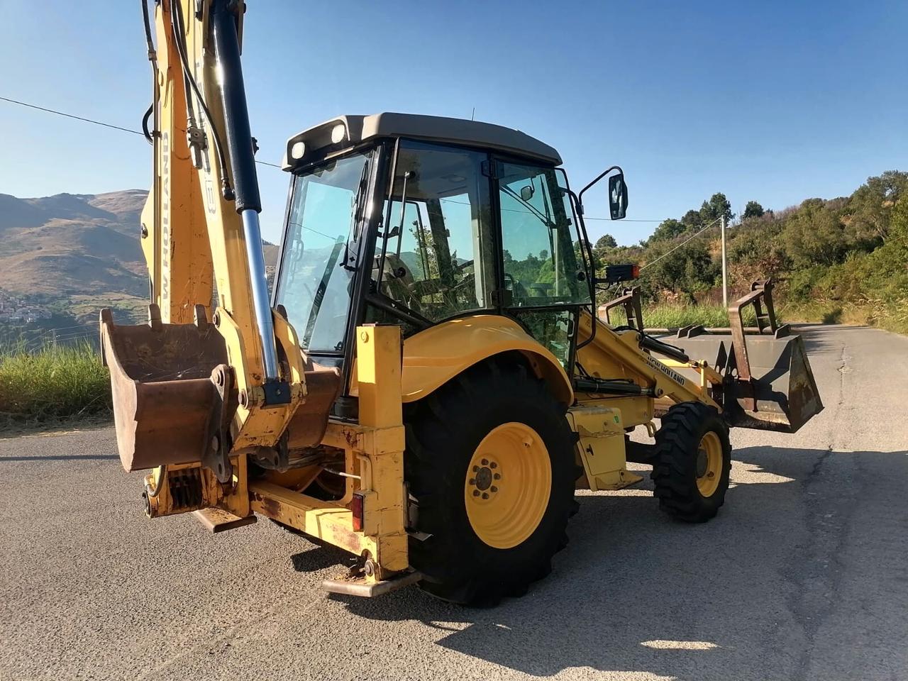 Terna Seminuova New-Holland LB110 B