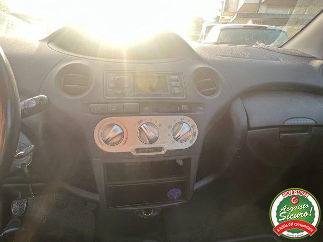 TOYOTA Yaris 1.3i 16V cat 5 porte Sol
